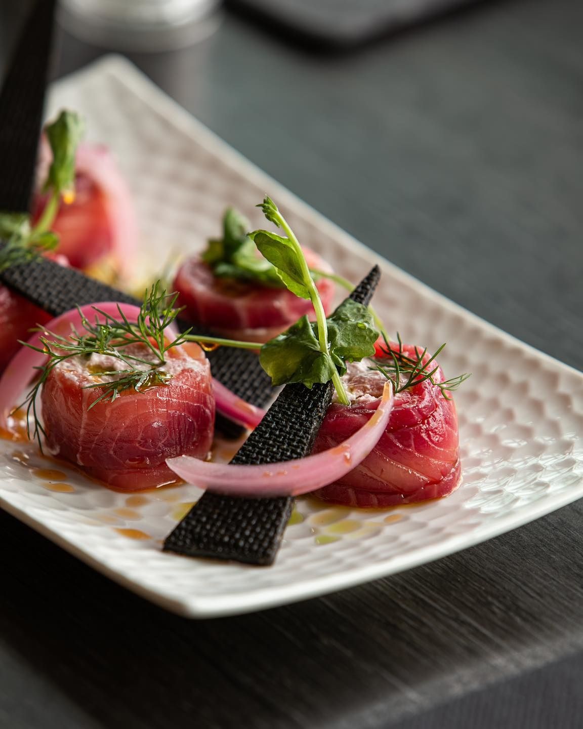      Involtini de saumon Gravlax, cookie à l'encre de seiche et crème fouettée ! nn    ‍...